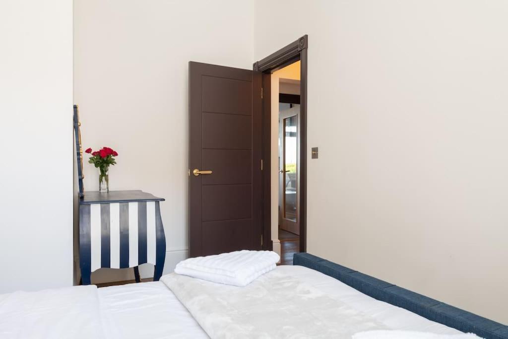 Stylish Beachfront Bolthole With Stunning Sea Views And Luxury Touches خليج هيرن المظهر الخارجي الصورة